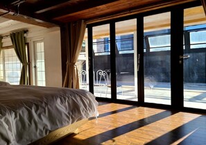 Desk, iron/ironing board, free WiFi, bed sheets - WOO MI GWAN HOTEL (Seoul)