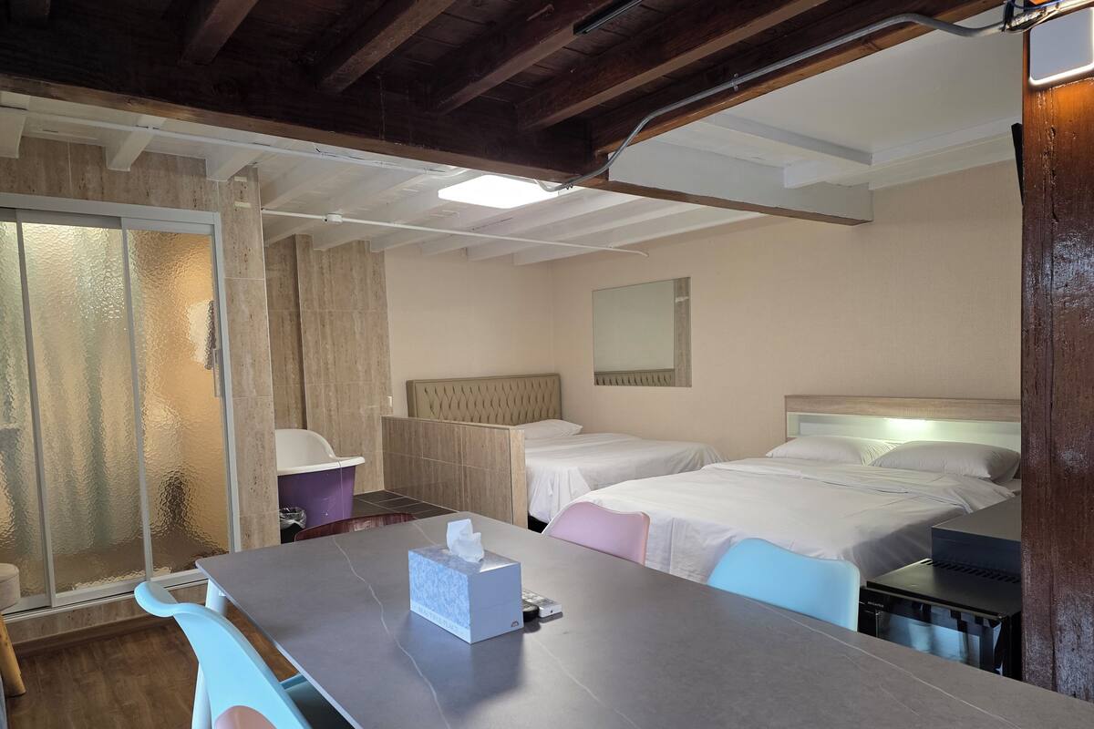 Quarto casal família | Escrivaninha, ferros/tábuas de passar roupa, Wi-Fi de cortesia