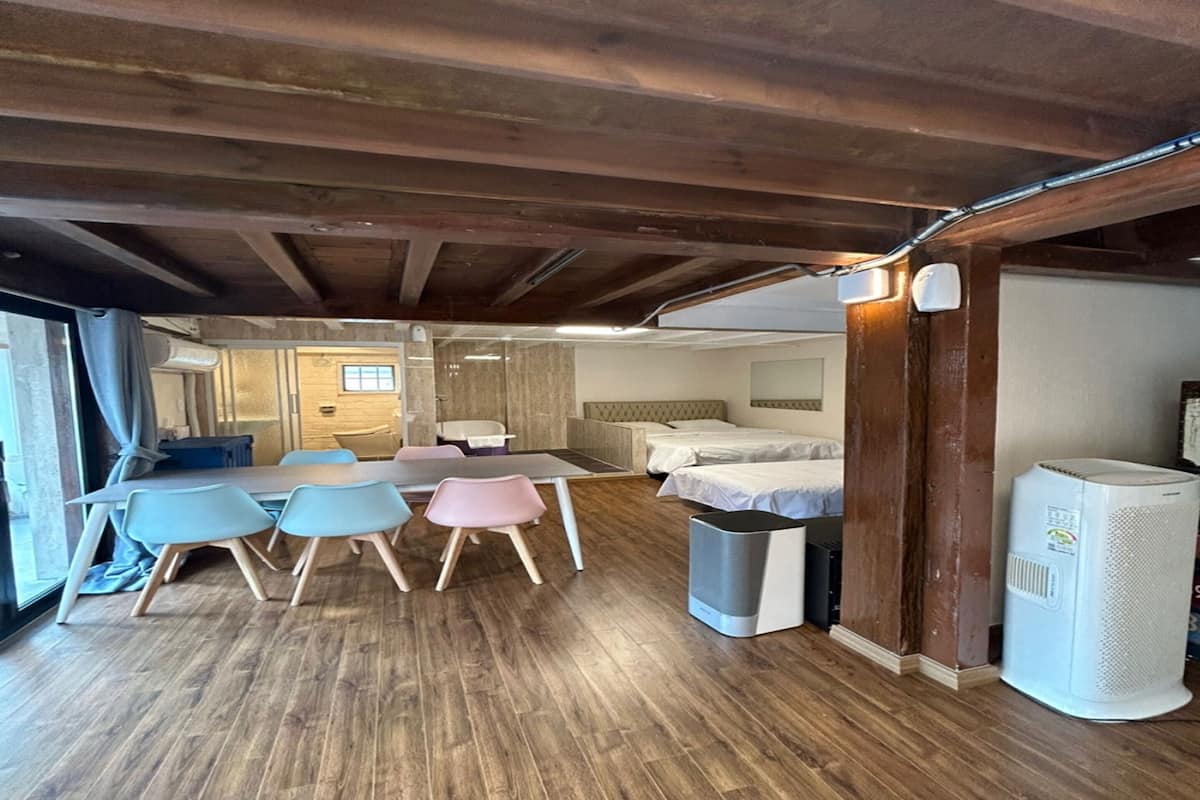 Familie tweepersoonskamer | Een bureau, een strijkplank/strijkijzer, gratis wifi, beddengoed