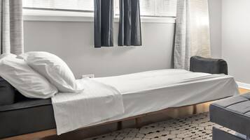 2 habitaciones, escritorio y tabla de planchar con plancha