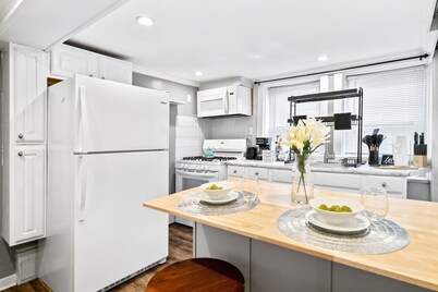 Restful Comfy Retreat W Free Parking with Laundry and Close to Downtown Chicago