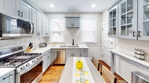 Réfrigérateur, four à micro-ondes, un four, surface de cuisson