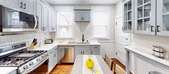 15 minutes to Fenway Park! Family-sized unit offers free parking.