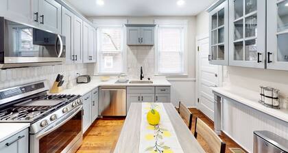 15 minutes to Fenway Park! Family-sized unit offers free parking.