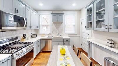 15 minutes to Fenway Park! Family-sized unit offers free parking.