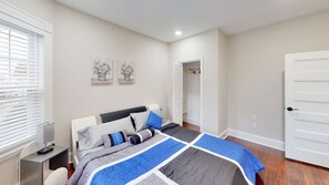 3 bedrooms, WiFi, bed sheets - 15 minutes to Fenway Park! Family-sized unit offers free parking. (Boston)