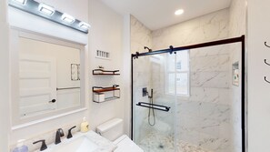 Shower, hair dryer, bidet, towels - 15 minutes to Fenway Park! Family-sized unit offers free parking. (Boston)