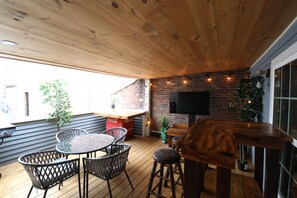 Outdoor dining - Spectacular Roof Top Patio 3bd Apartment in Downtown Glens Falls (Glens Falls)