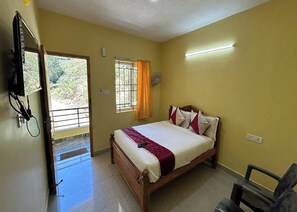 Desk, free WiFi, bed sheets - JRS Guest House, Kodaikanal (Kodaikanal)