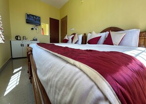 Desk, free WiFi, bed sheets - JRS Guest House, Kodaikanal (Kodaikanal)