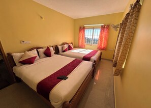 Desk, free WiFi, bed sheets - JRS Guest House, Kodaikanal (Kodaikanal)