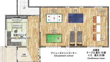 Distribución de un hotel que incluye una sala de estar de estilo japonés, una sala de karaoke, una mesa de hockey de aire, una mesa de billar, una mesa de tenis de mesa, una pizarra, una pantalla, una entrada y una sala de conferencias.