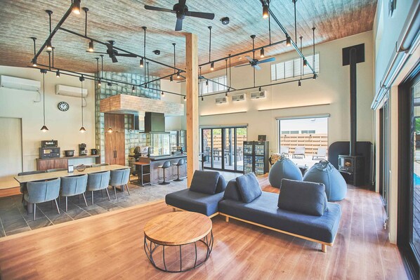 Villa de lujo, 6 habitaciones, piscina privada, vistas a la montaña | Zona de estar | Una televisión de pantalla plana, una chimenea, Netflix