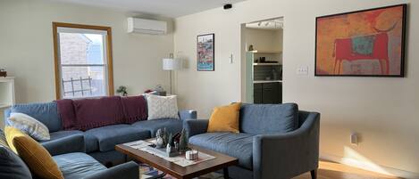 Una Smart TV, una chimenea, libros, un reproductor estéreo