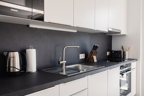 Geladeira, micro-ondas, fogão, cooktop