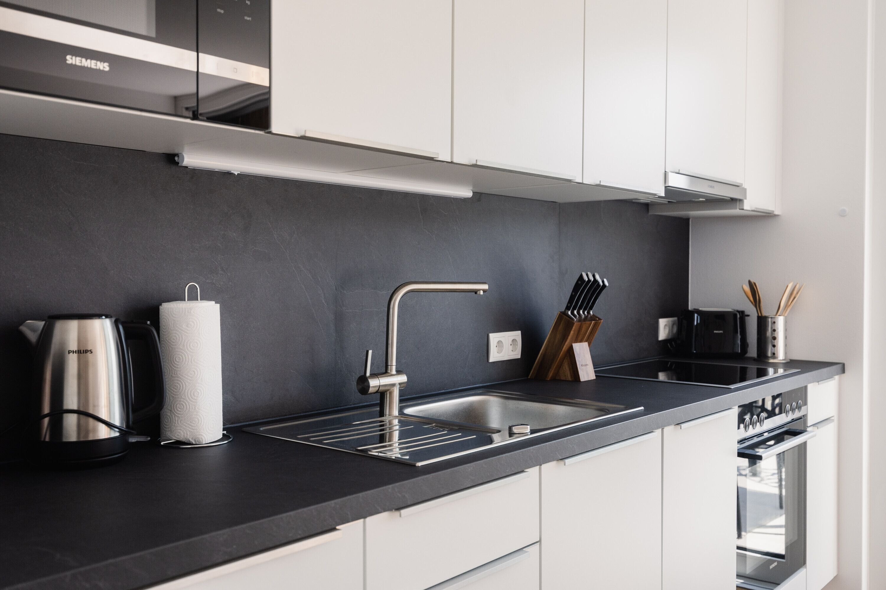 Kühlschrank, Mikrowelle, Ofen, Herdplatte