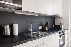 Een koelkast, een microgolfoven, een oven, een kookplaat