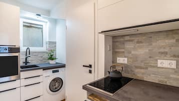 Kühlschrank, Ofen, Herdplatte, Wasserkocher mit Kaffee-/Teezubehör