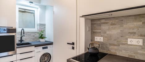 Refrigerador, horno, parrilla de estufa y cafetera y tetera