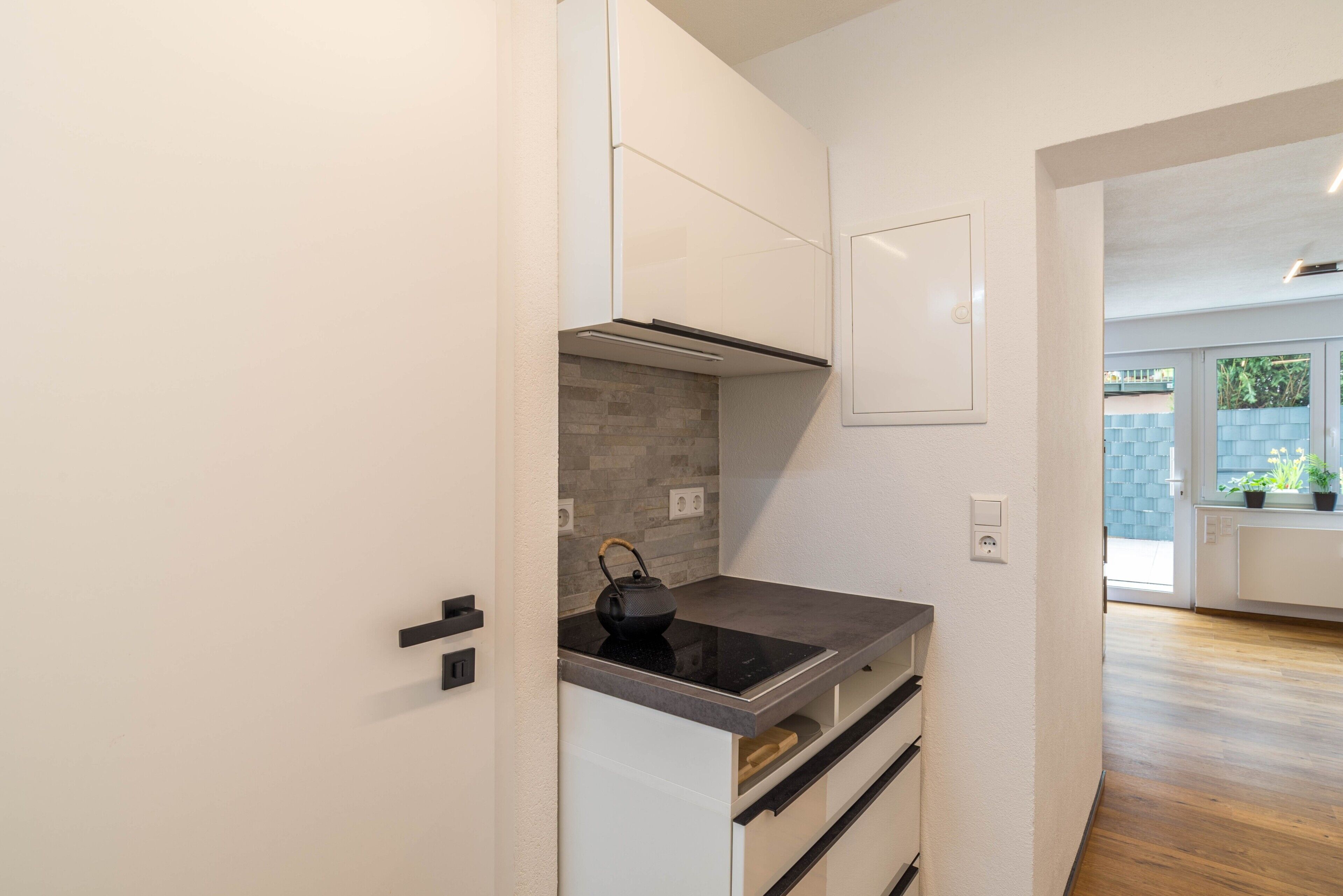 Kühlschrank, Ofen, Herdplatte, Wasserkocher mit Kaffee-/Teezubehör