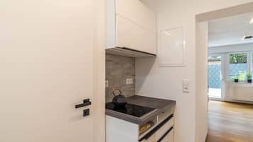 Kühlschrank, Ofen, Herdplatte, Wasserkocher mit Kaffee-/Teezubehör