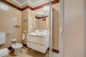 Douche, sèche-cheveux, bidet, serviettes fournies