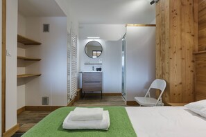 1 bedroom, bed sheets