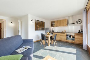 Unclassified image, 5 of 22, button