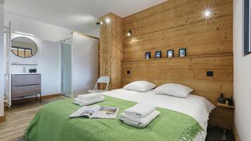 1 bedroom, bed sheets