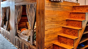 Una escalera de madera de varios niveles con un banco incorporado en la parte baja.