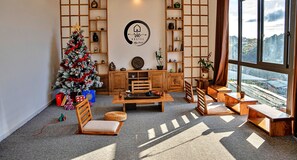 تلفزيون إل سي دي بحجم 40-بوصة يعرض قنوات تلفزيونية باشتراك مدفوع