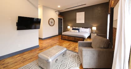 Huge Windows Downtown 2Bd Apt w/ Main Strip Access