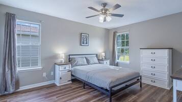 3 slaapkamers, een strijkplank/strijkijzer, wifi, beddengoed