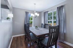 Dining - Crossroads Cottage l Grill & high speed internet (Chattanooga)