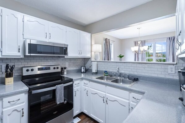 Fridge, microwave, oven, stovetop - Crossroads Cottage l Grill & high speed internet (Chattanooga)