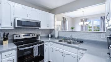 Een koelkast, een magnetron, een oven, een kookplaat