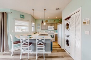 Kylskåp, mikrovågsugn, ugn och spishäll