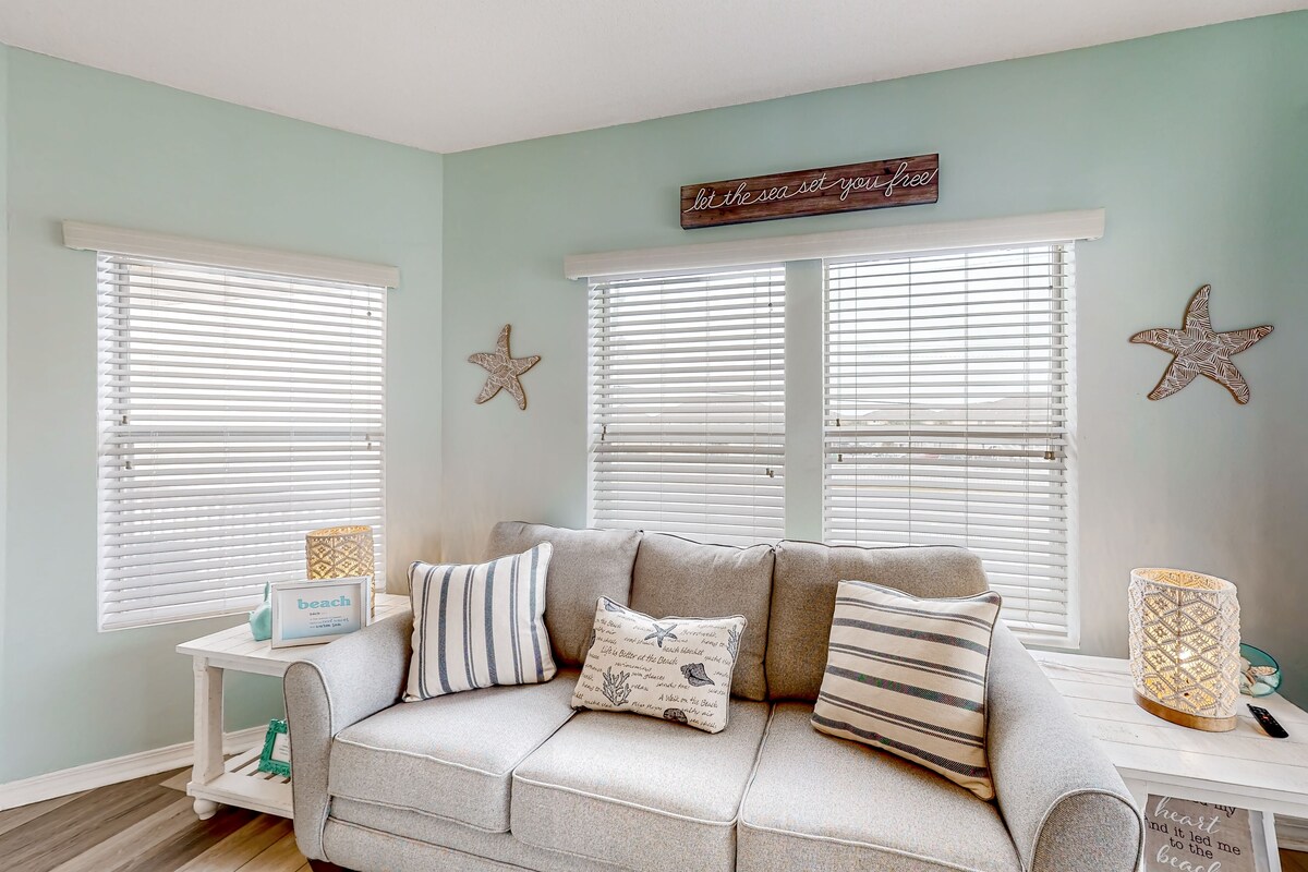 Photo 8 of Dog-friendly condo with pools, tennis, golf, deeded beach access, & deck