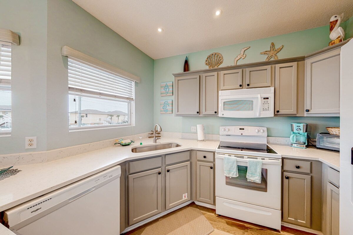 Photo 13 of Dog-friendly condo with pools, tennis, golf, deeded beach access, & deck