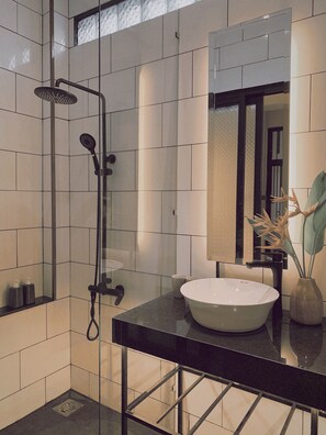 Habitación básica doble | Decoración individual, escritorio, espacio para trabajar con un portátil