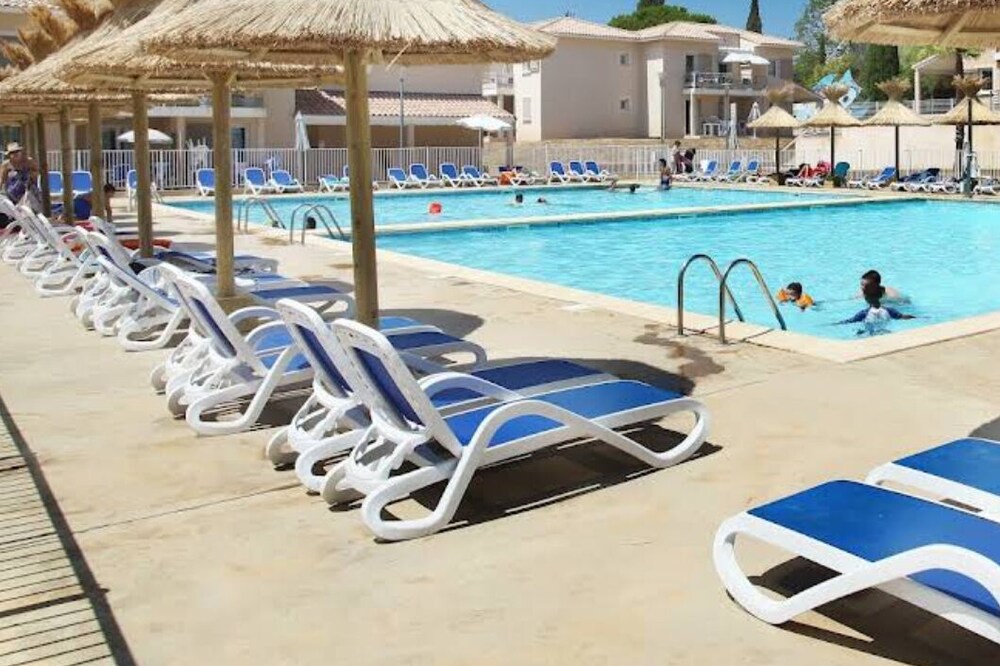 400 m from the beach studio 25m2 air-conditioned swimming pool