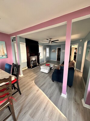 Smart TV, fireplace