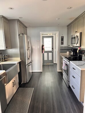 Kjøleskap, mikrobølgeovn, ovn og kokeplater