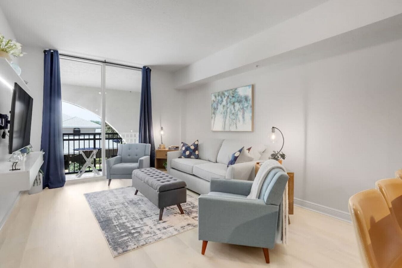 Smart-tv, bordsfotboll och ett bordtennisbord