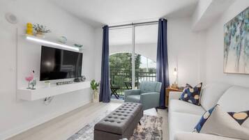 Una Smart TV, un futbolín, una mesa de tenis de mesa