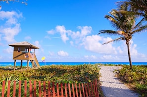 Beach nearby - Stylish 1BR Condo Rooftop Pool Close to Beach (Boynton Beach)