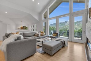 Smart-TV, Kamin, Bücher