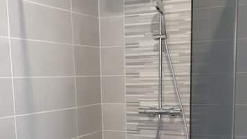 Een douche, een haardroger, toiletpapier