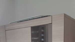 Une armoire avec une porte coulissante et une porte de placard miroir.