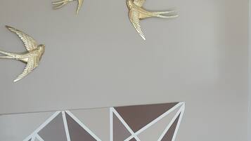 1 slaapkamer, een strijkplank/strijkijzer, reisbedje, gratis wifi